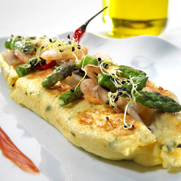 Tortilla enrollada rellena de gambas, espárragos y champiñones