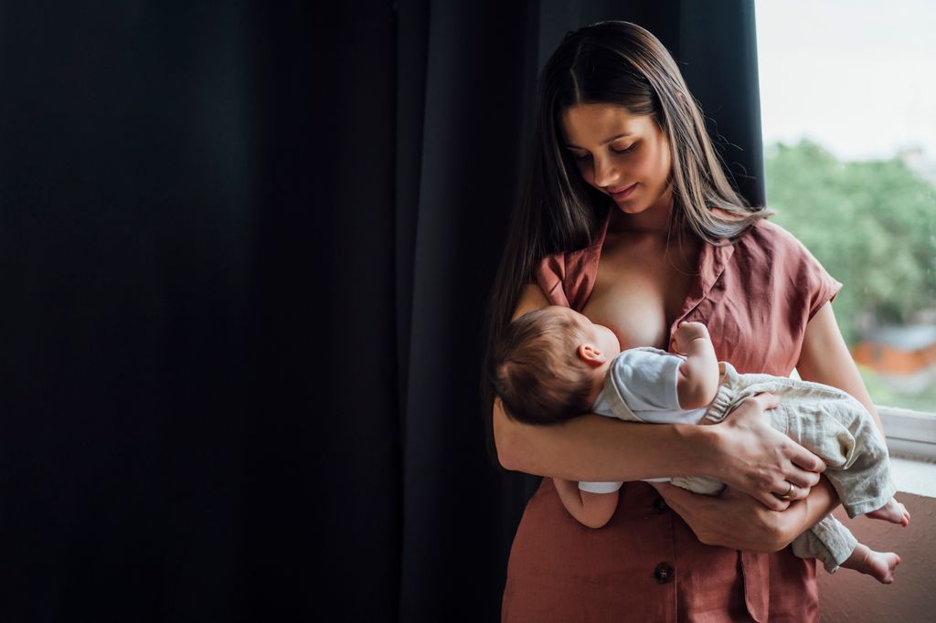 Madre dando el pecho a su hijo
