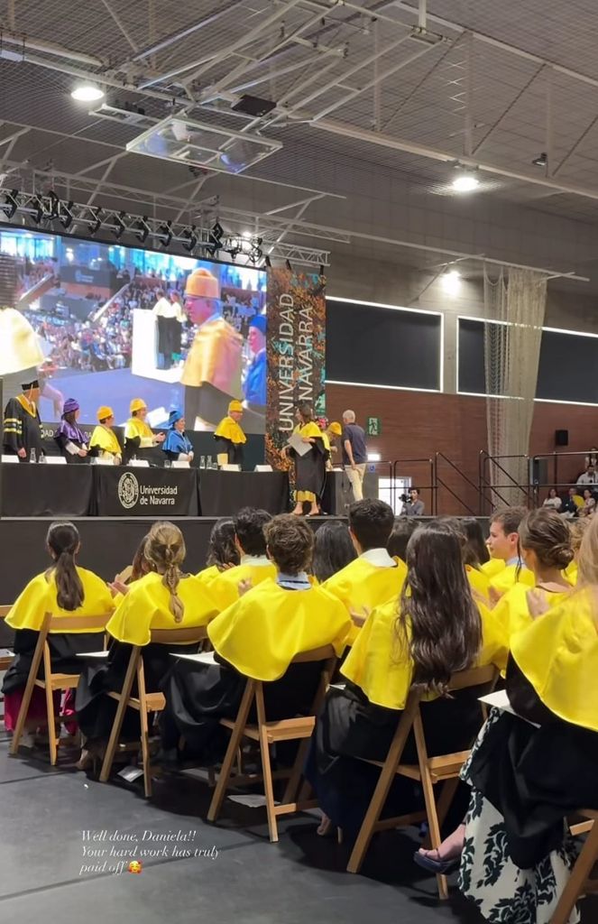 Helene no puede ocultar el orgullo de ver a su hija Daniela graduarse