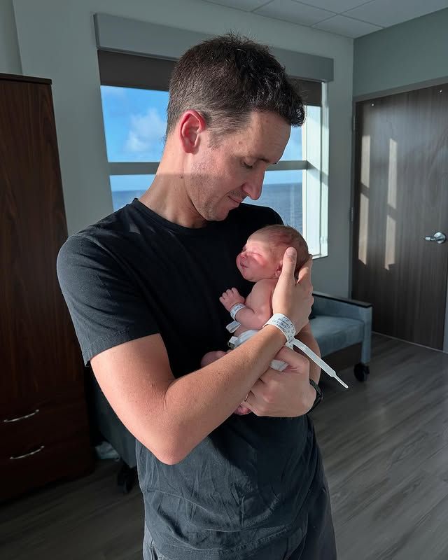 Iván Sikic se dejó ver disfrutando al máximo de su nueva paternidad