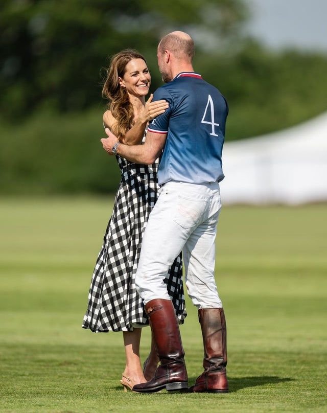 El príncipe William participó en el torneo benéfico anual de polo, que recauda millones de dólares para organizaciones respaldadas por los príncipes de Gales.