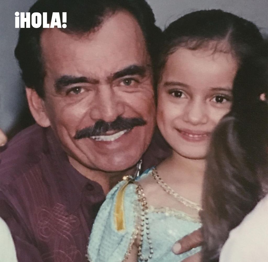 Marcelia junto a su padre, Joan Sebastian. 