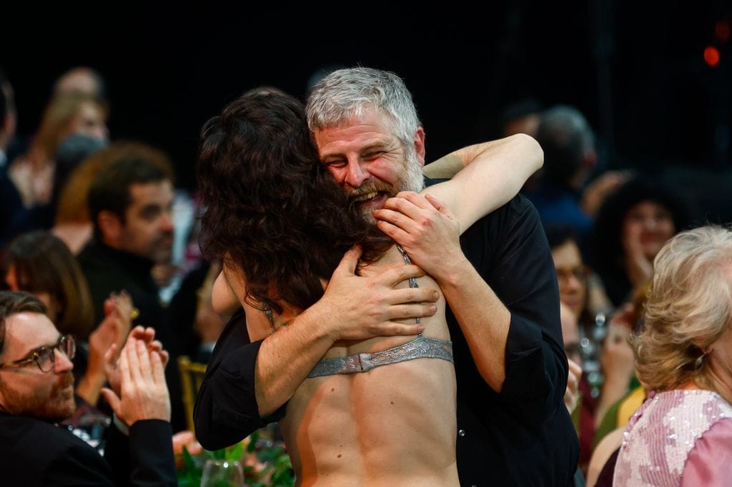 Julia de Castro se abraza a Raúl Cimas, su compañero en 'Poquita fe', tras ganar en la categoría de 'Mejor actriz de reparto en una serie' en los Premios Feros 2026