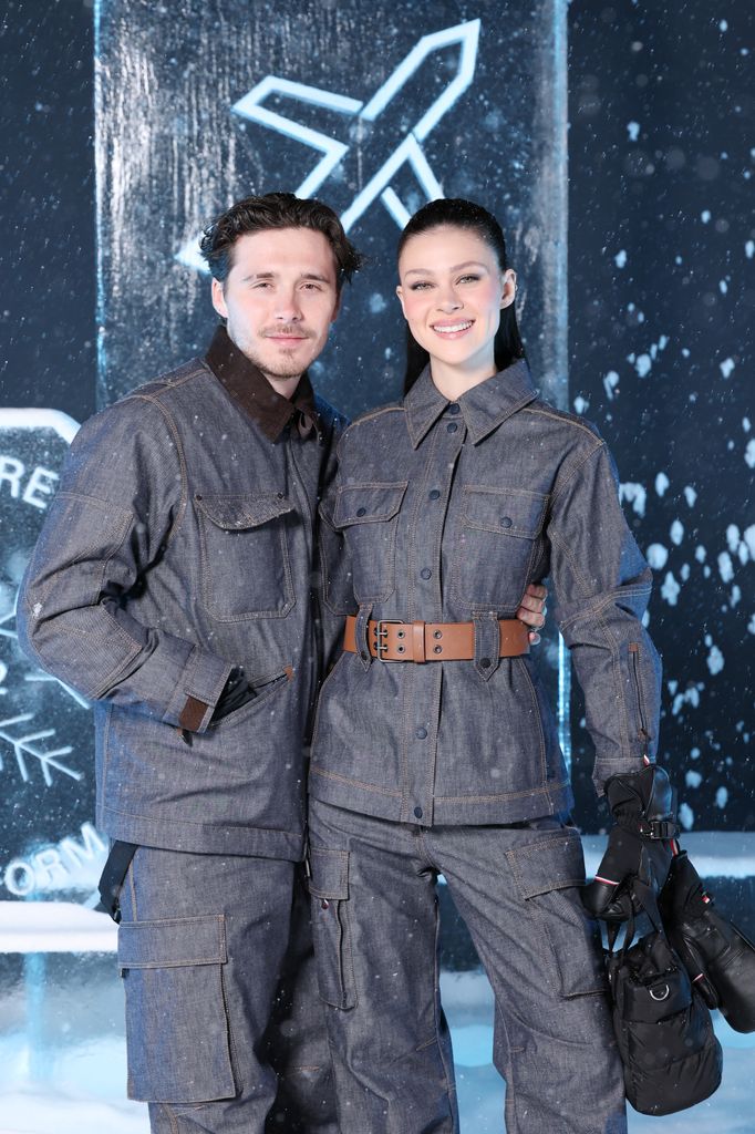 La pareja trabajando para Moncler