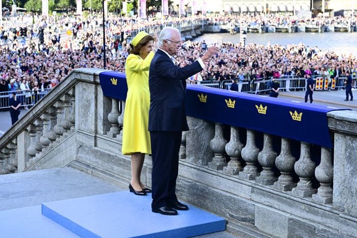 Carlos Gustavo y Silvia de Suecia saludan a su pueblo