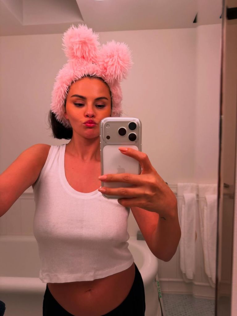 Selena Gómez con una manicura en tono rosa pétalo