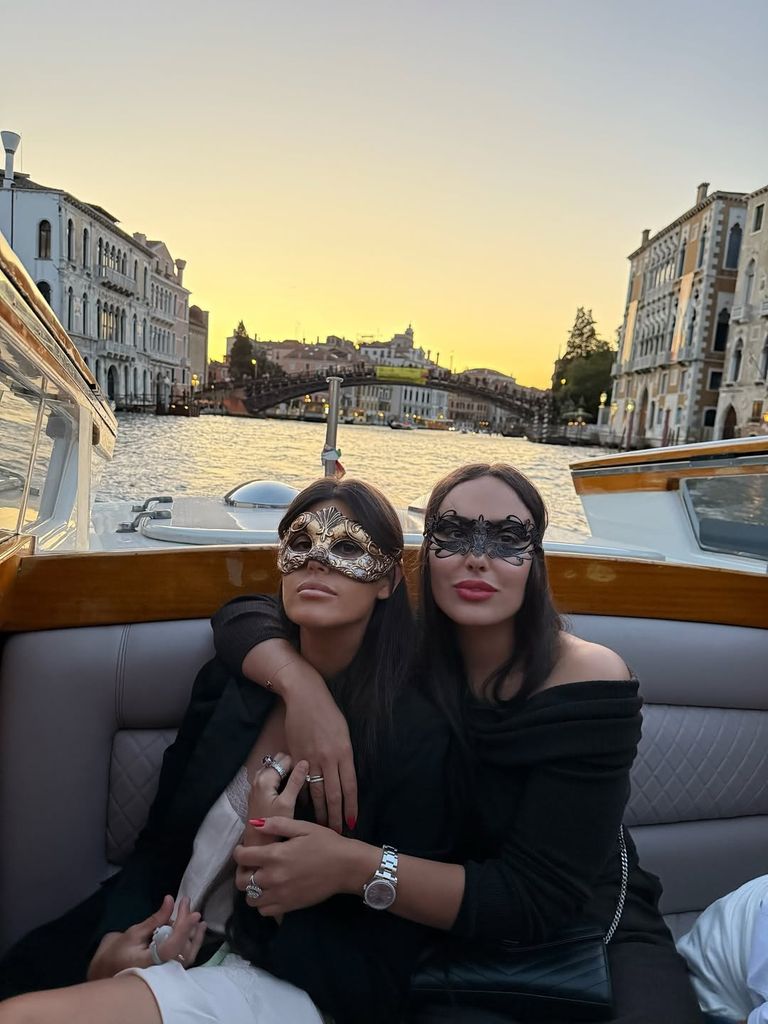 Ivana Rodríguez con Julia MM Salmeán en una góndola por los canales de Venecia.