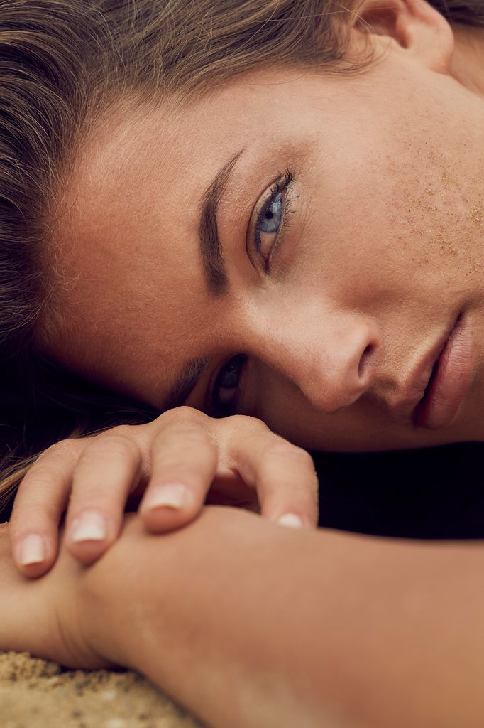 chica con pecas en la piel