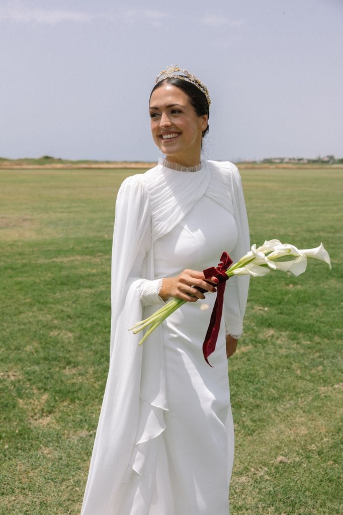 novia viral con tiara de estrellas y ramo de calas