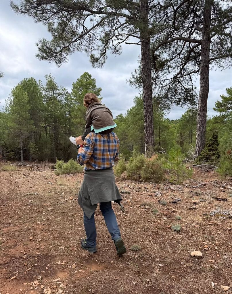 Durante el paseo, Santiago Abascal llevó sobre sus hombros al pequeño Hernán, que nació en el verano de 2024