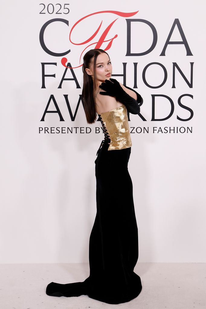 Dove Cameron posa con una silueta de estilo gótico.