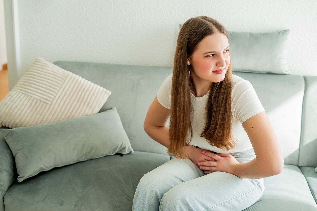 adolescente con dolor en la zona pélvica, por la menstruación