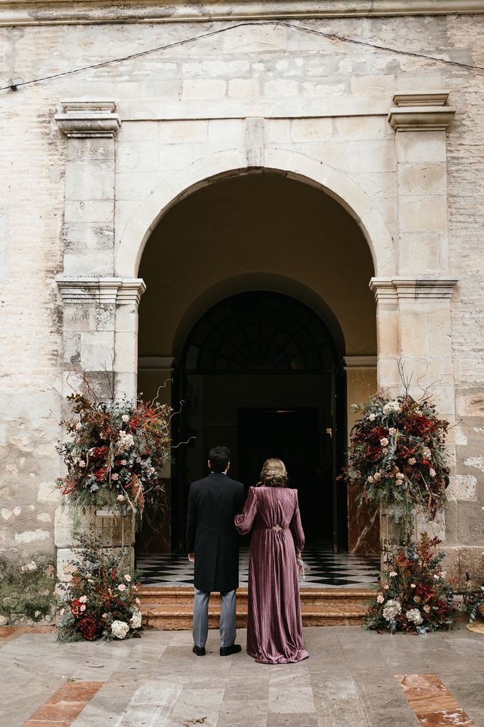 Madrina de boda con abrigo de terciopelo