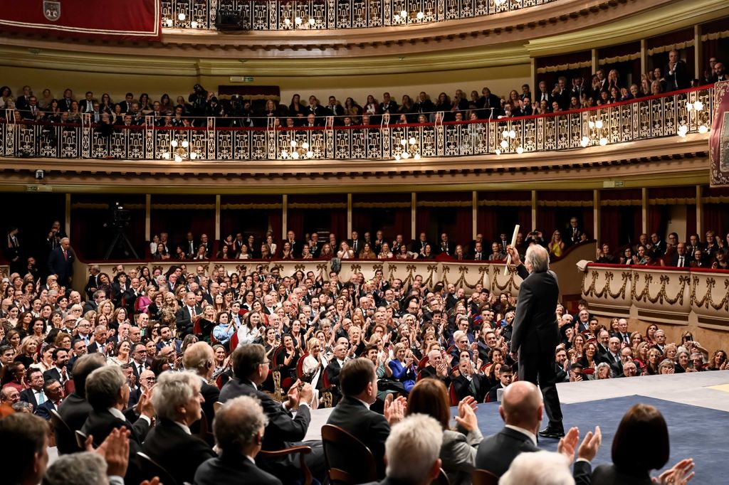 Plano general Joan Manuel Serrat mostrando su premio Princesa de Asturias 2024 al público