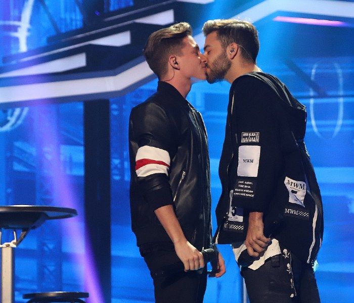 El beso de Agoney y Raoul 