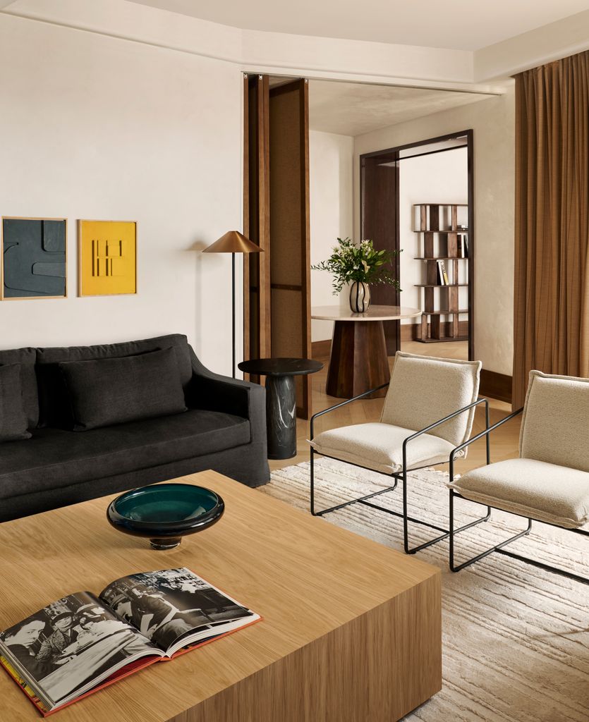 Salón con sillones blancos