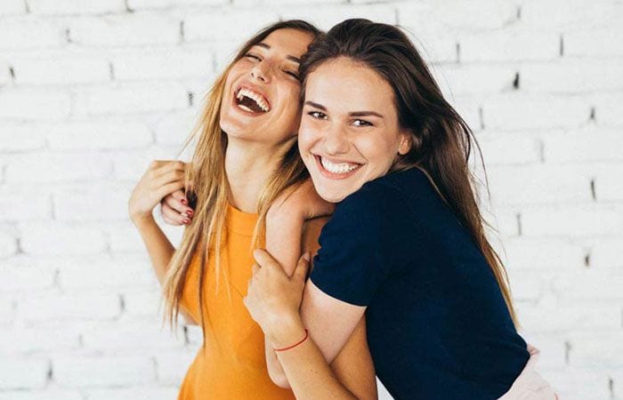 amigas abrazadas