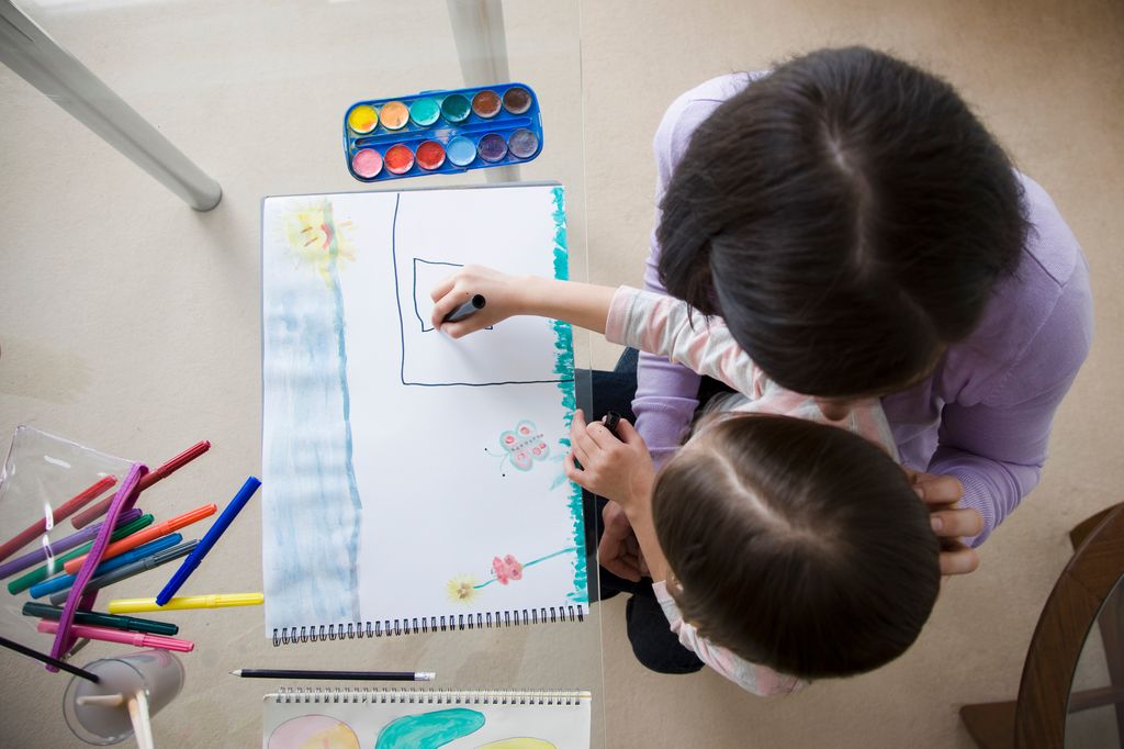 Niña pequeña haciendo un dibujo