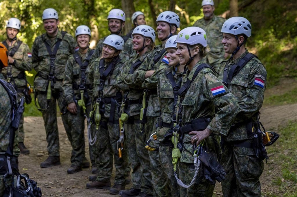 Máxima de Holanda en un entrenamiento militar con un grupo de reservistas 