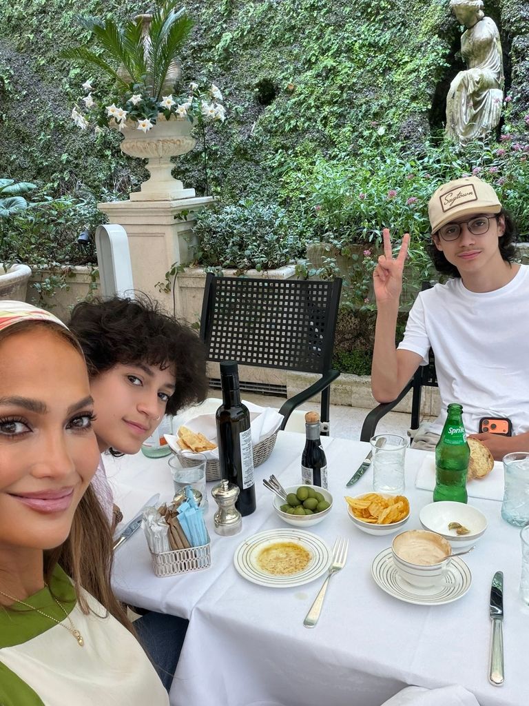 Jennifer Lopez mostró lo bien que la ha pasado con sus hijos Pskar y Max en Italia.