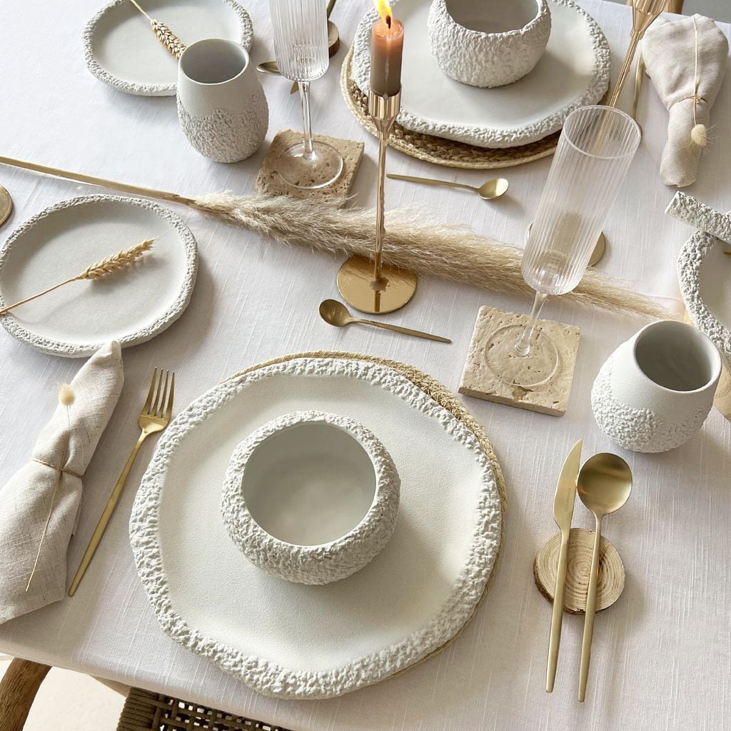 Mesa decorada en blanco y dorado