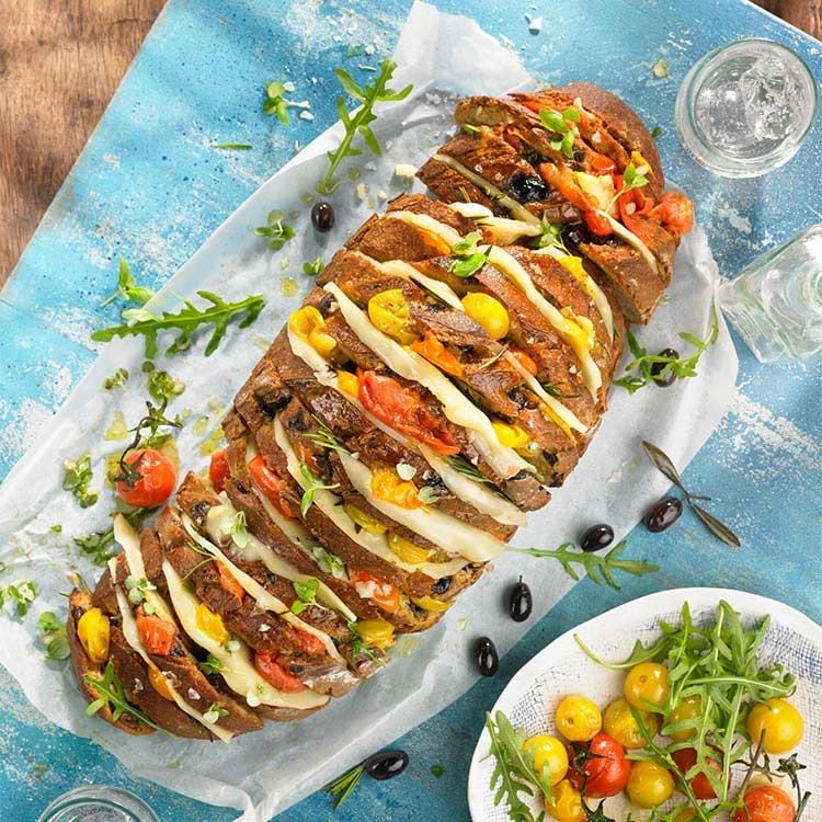Pan de olivas relleno de provolone y tomatitos