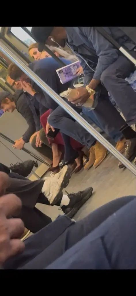 Kate usaba un elegante atuendo color burdeos durante su viaje en metro en Londres.