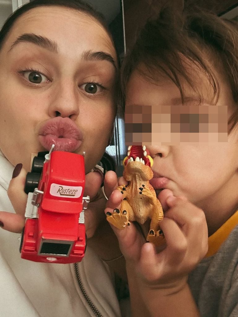 Marina Romero, pareja de Javier Tudela, con su hijo Javi