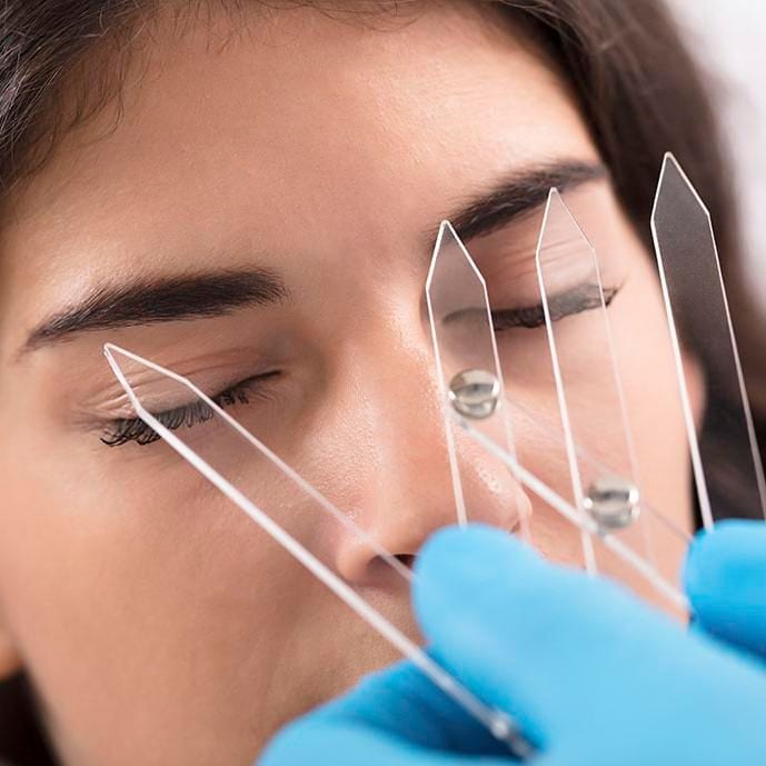 Medir las cejas permite conservar la simetría