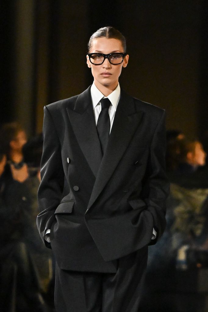 Bella Hadid sobre la pasarela del desfile Saint Laurent Womenswear Spring-Summer 2025 en París. 