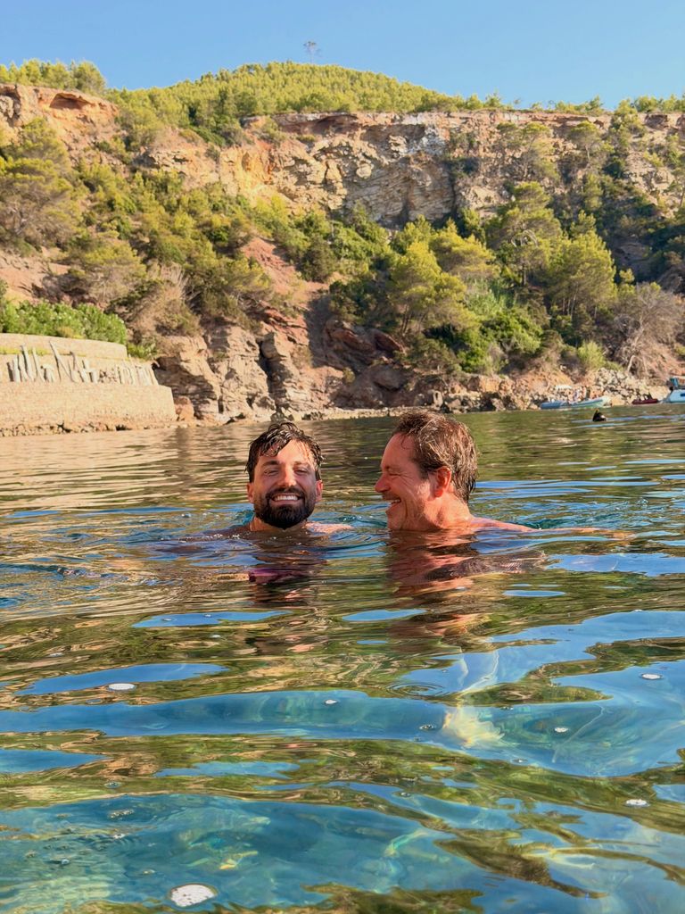 Alejandro Albalá junto al padre de Miri Pérez-Cabrero durante sus vacaciones en Ibiza