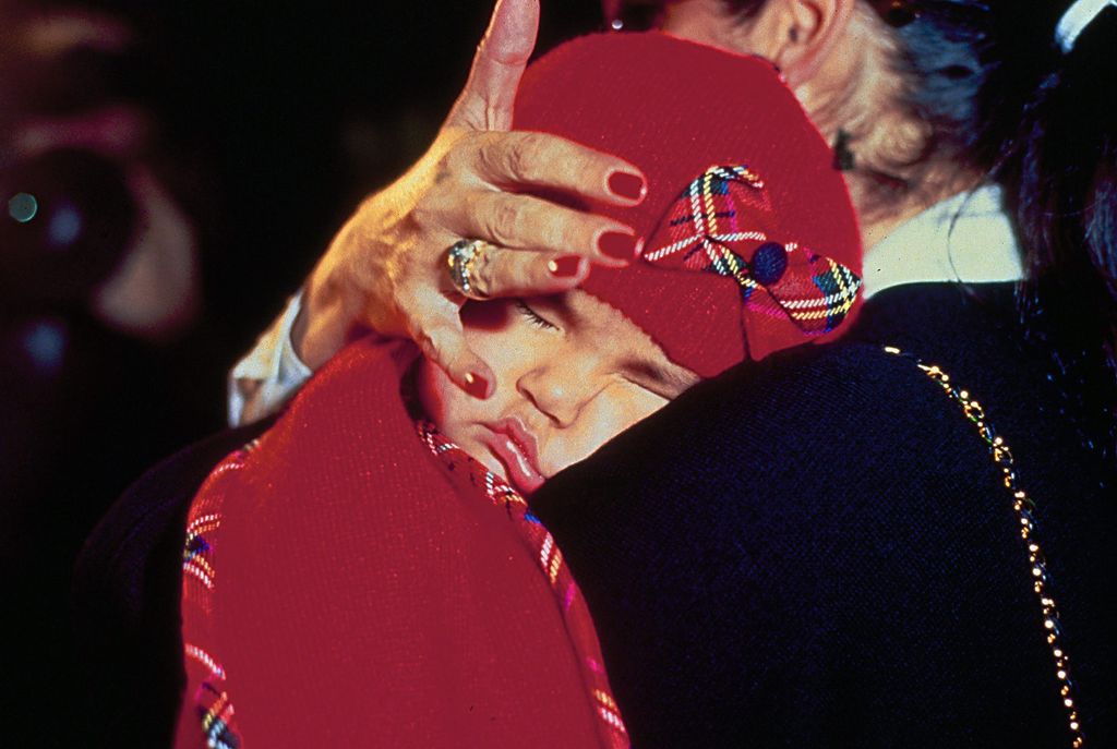 La cantante con su hija María Isabel Pantoja a su llegada al aeropuerto de Barajas el 15 de noviembre del añol 1996