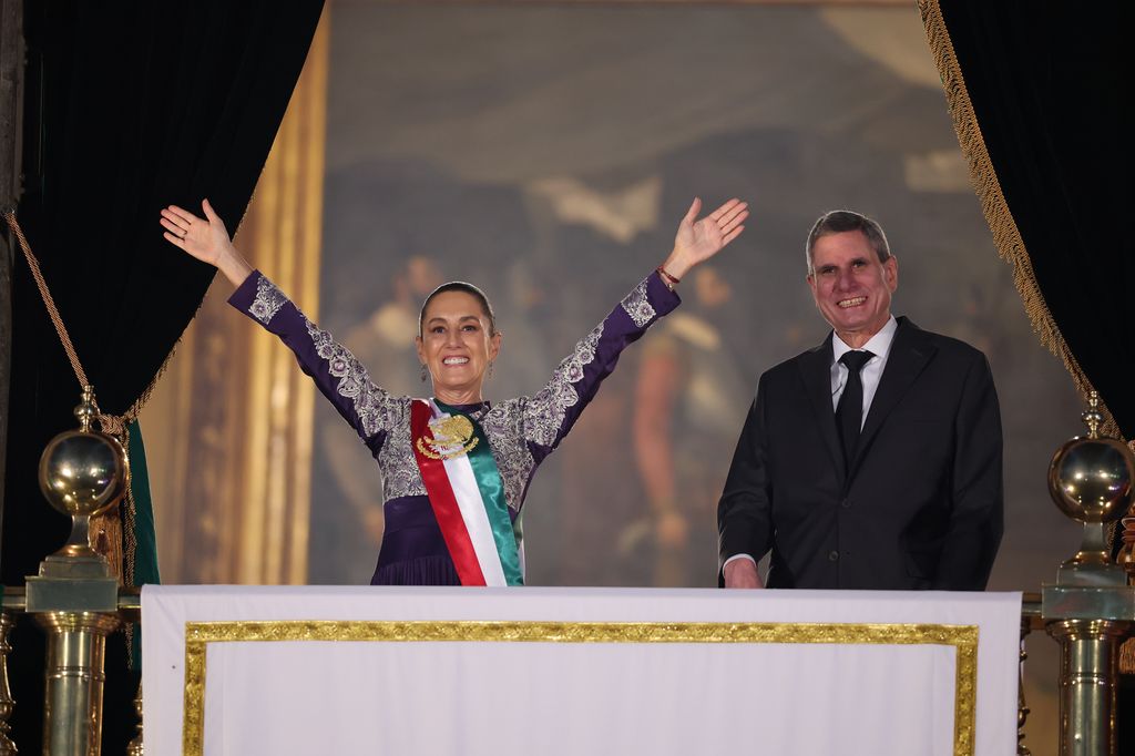 La presidenta de México, Claudia Sheinbaum con su esposo José María Tarriba durante el Grito de Independencia, desde Palacio Nacional, en el Zócalo de la Ciudad de México.