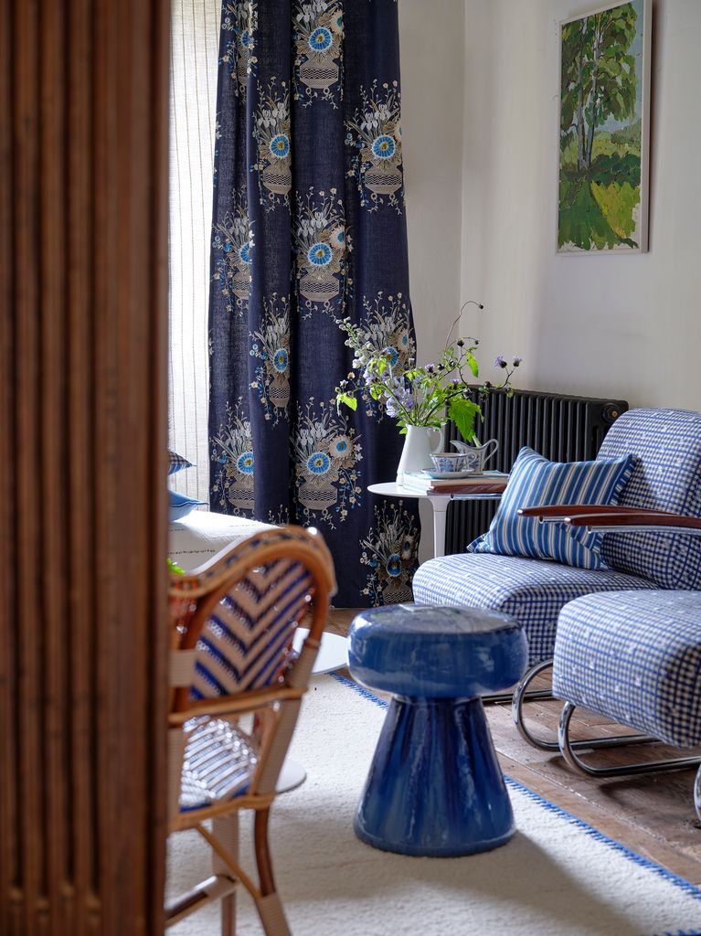 Salón con cortinas azules