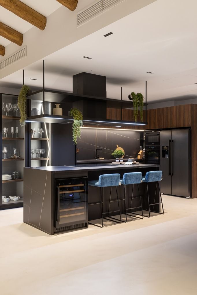 Cocina que apuesta por colores oscuros: marrón y negro
