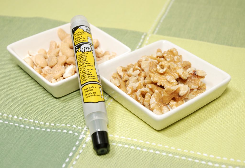 Inyector de adrenalina junto a nueces