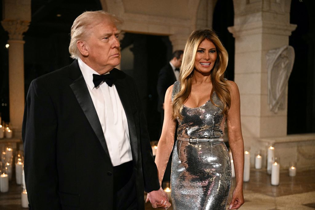 Donald y Melania Trump en la fiesta de Nochevieja en Mar-a-Lago 2025.