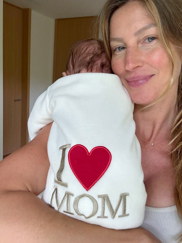 Gisele Bündchen compartió por primera vez una foto con su bebé recién nacido. 