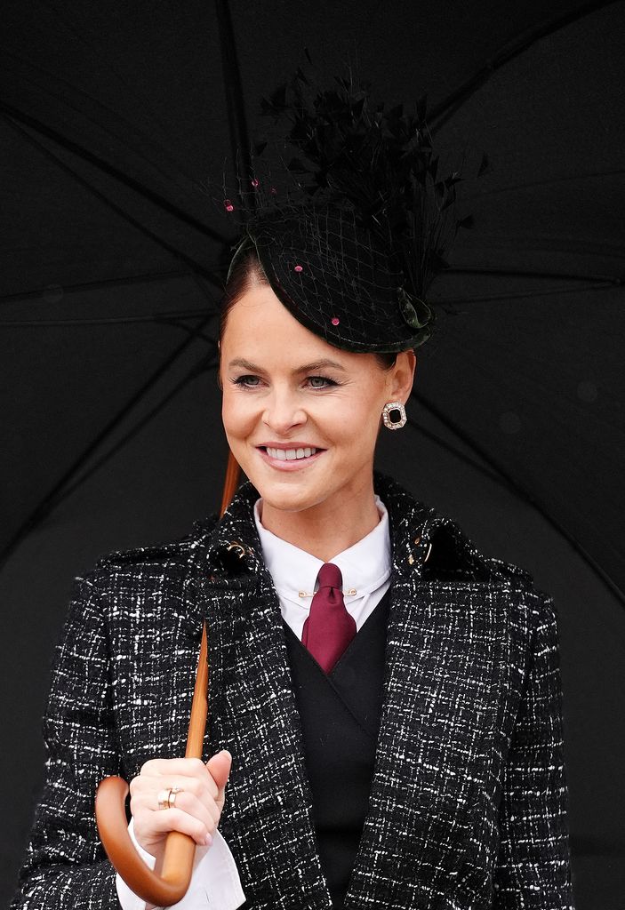 La fundadora de la firma Holland Cooper, que en muchas ocasiones ha vestido a la princesa de Gales, se ha marcado la mejor estrategia publicitaria en el Festival de Cheltenham con su racha de impecables looks (diseñados por ella misma)