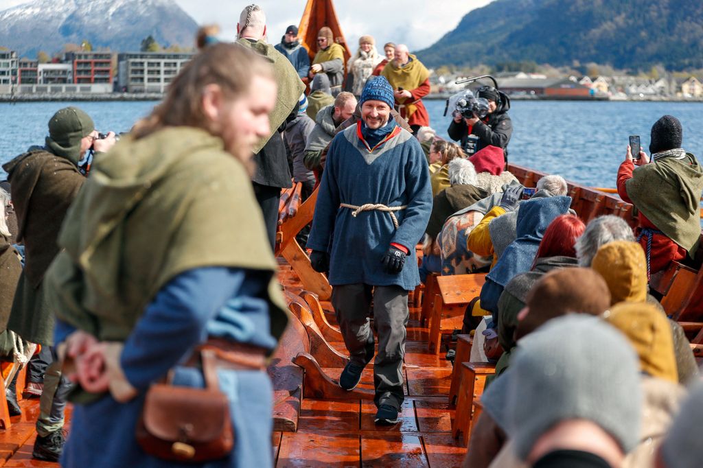 Haakon de Noruega y el príncipe Sverre, subidos a bordo del histórico barco vikingo