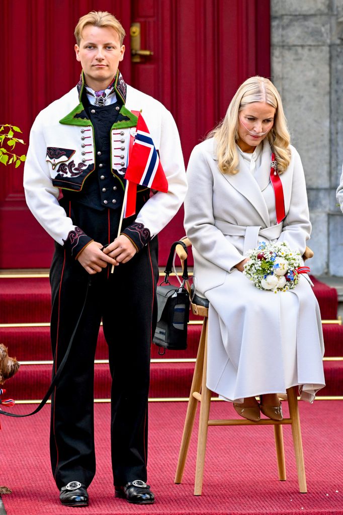La princesa Mette Marit necesitó una silla para descansar