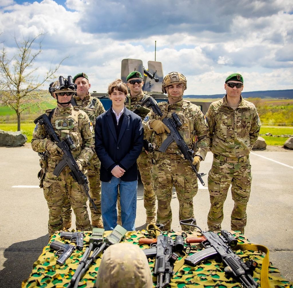 Visita a las instalaciones de la OTAN, en Bulgaria. La visita de los destacamentos juveniles de guardia al campo de entrenamiento de la OTAN en Novo Selo orientado hacia el conocimiento, la tecnología y la cooperación entre las personas. 