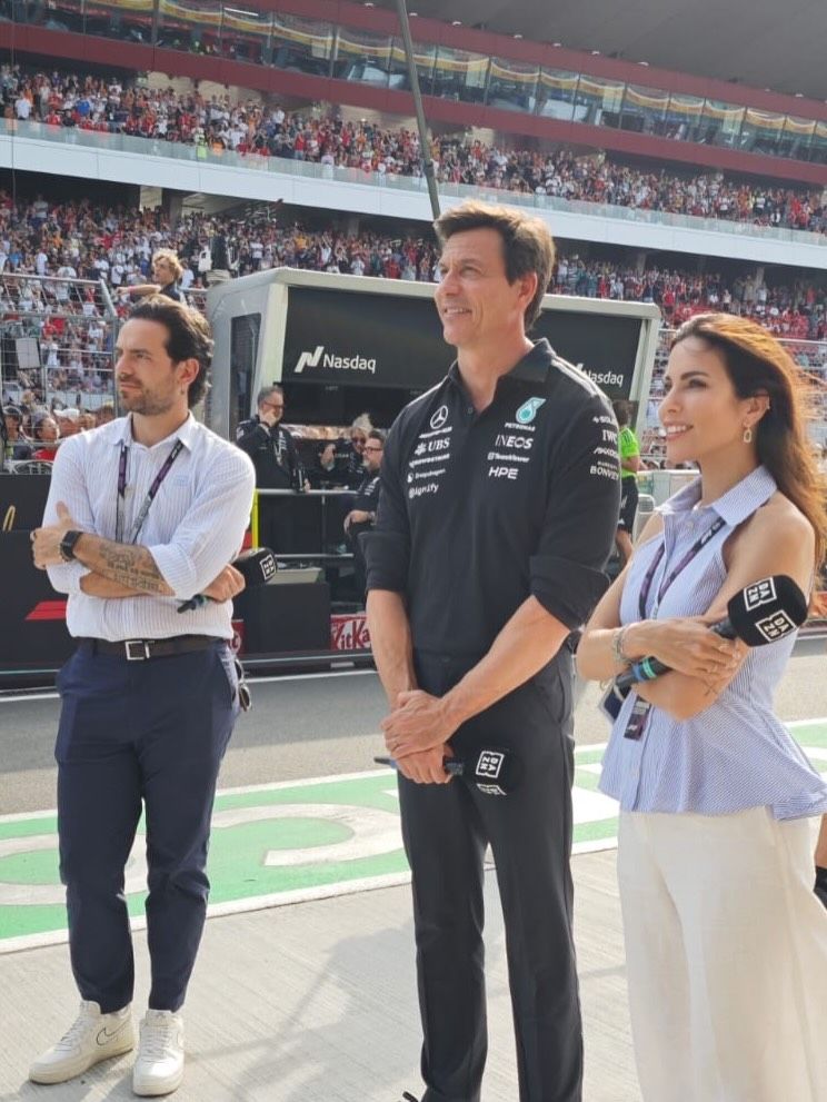 Melissa junto a Toto Wolff en la  parrilla de salida