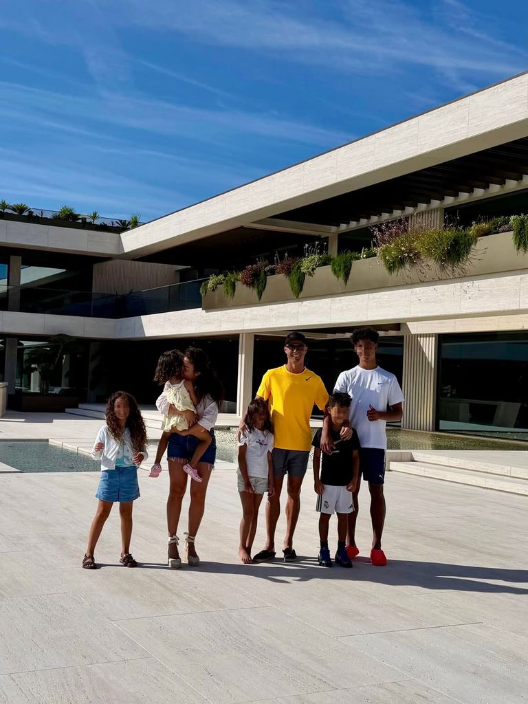 Cristiano Ronaldo posa en su impresionante casa en Portugal con Georgina y todos sus hijos