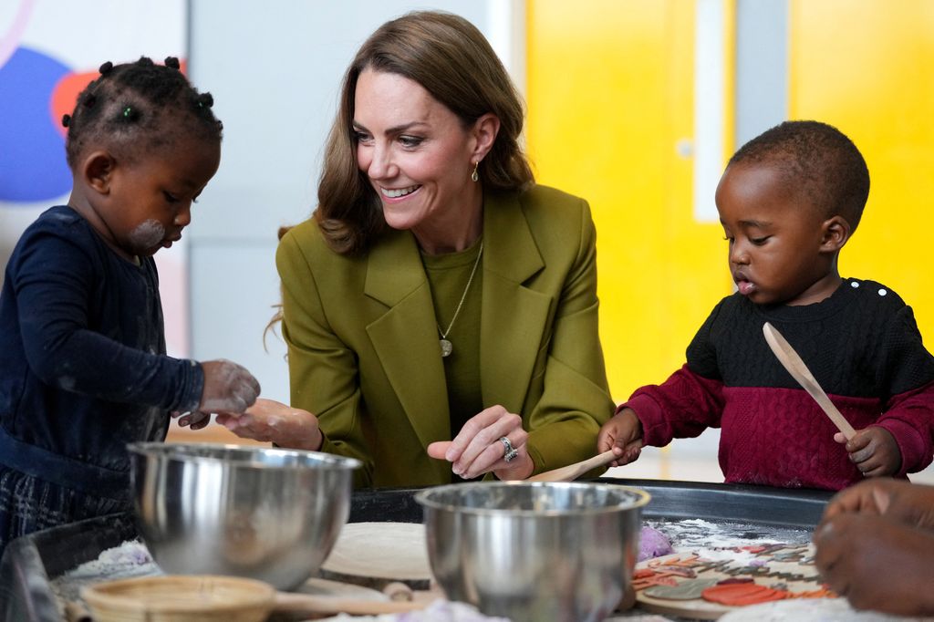Kate convive con niños de la organización. 