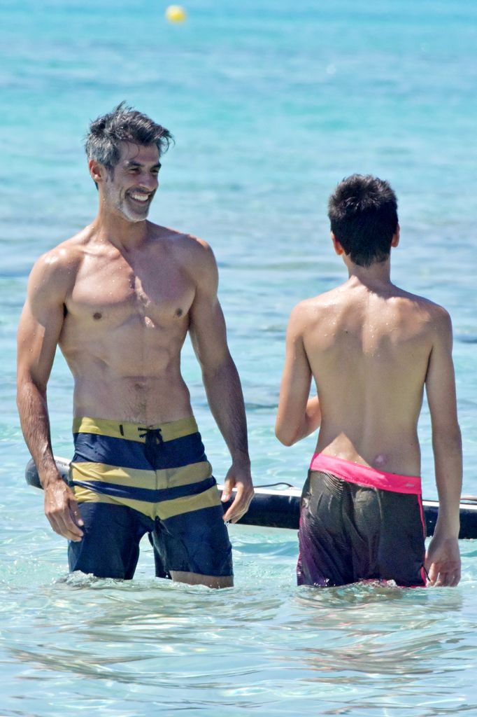 El presentador y ex mister Jorge Fernández y su hijo Ian durante unas vacaciones en Formentera. 01/08/2018