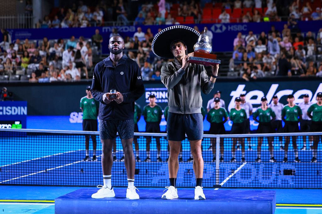 Frances Tiafoe de Estados Unidos posa como el segundo lugar del ATM junto al italiano Flavio Cobolli, quien se coronó con el primer lugar de la edición 2026 el torneo el 28 de febrero de 2026, en Acapulco, Guerrero.