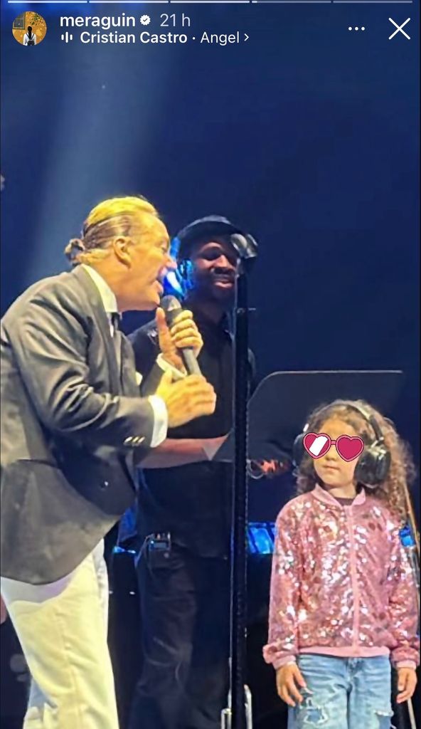 Cayetana en el escenario con Cristian Castro.