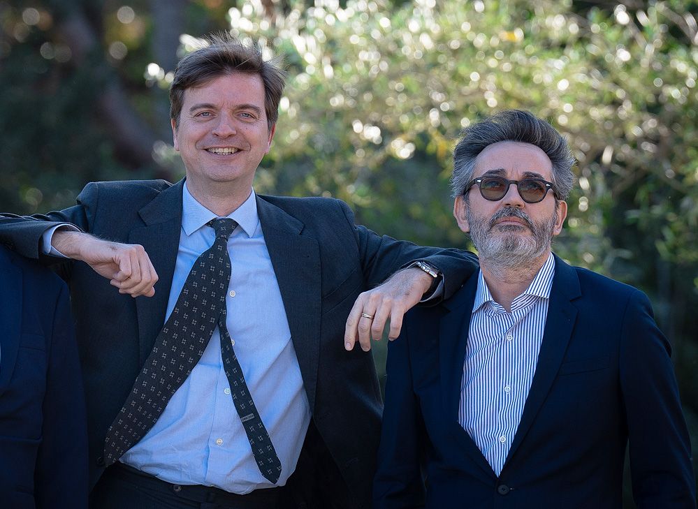 Marc Giró posa con su marido, Santi Villas, tras recibir el premio Ondas en 2023