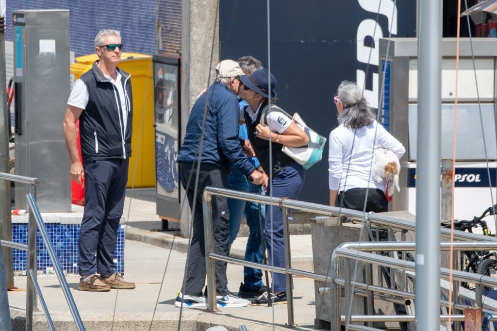 El rey Juan Carlos y la infanta Elena durante su visita a Sanxenso el pasado mes de julio
